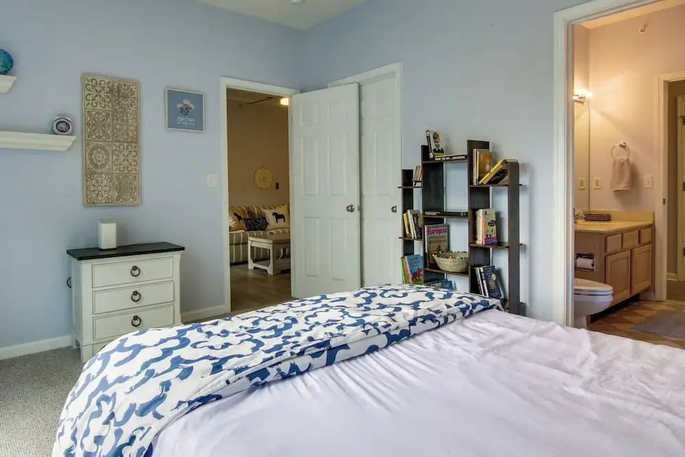 Condo w/ Pool Access ~ 2 Mi to Rehoboth Beach!