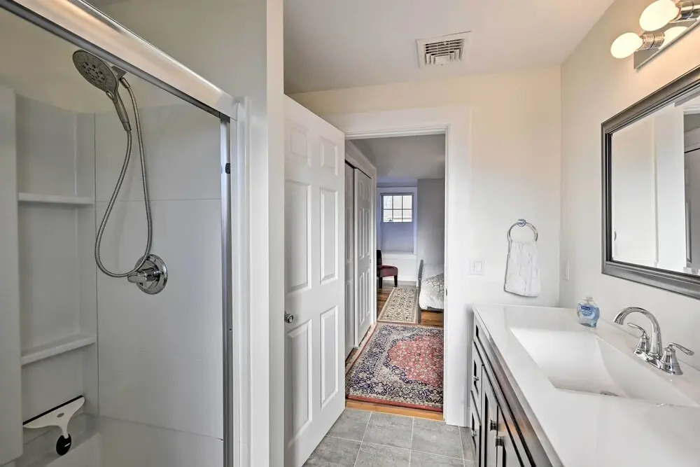 Bright Apartment - 1/2 Mi to Greenport Harbor!