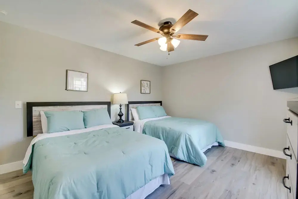 Cheerful Townhouse - Walk to Table Rock Lake!