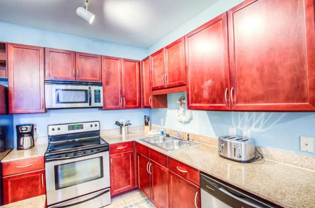 Large 3 Bd Penthouse 2020 In Laketown, Great Views and Amenities!
