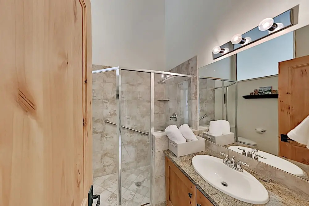 Private Hot Tub & Stunning Views, High Walkability 2 Bedroom Condo
