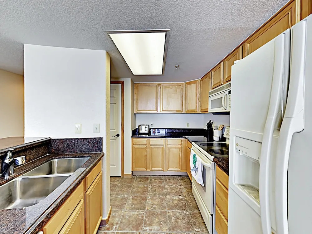 Lakepoint #708 - 3 Br Condo