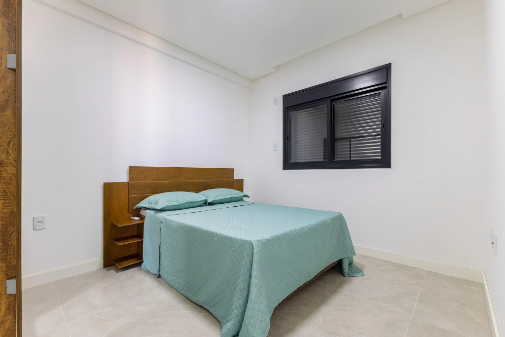 Apartamento em Condomínio com Piscina Pertinho do Mar