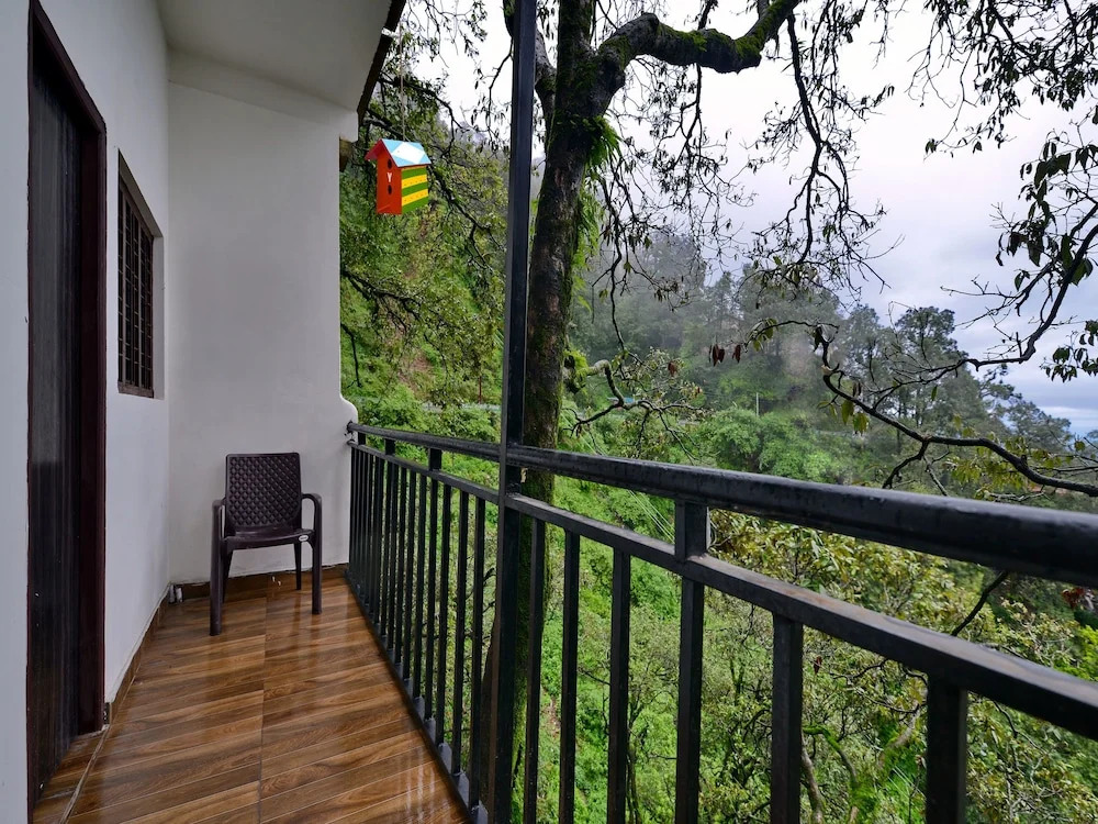 OYO 16927 Home Studio Mussoorie Hikes View