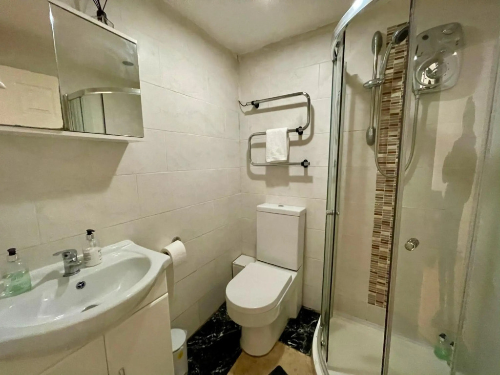 Bute Park Apartment w/ Heating + Private Bathroom