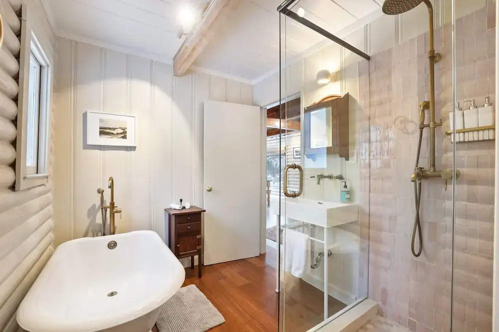 Augies Authentic Log Cabin! Pets Welcome!