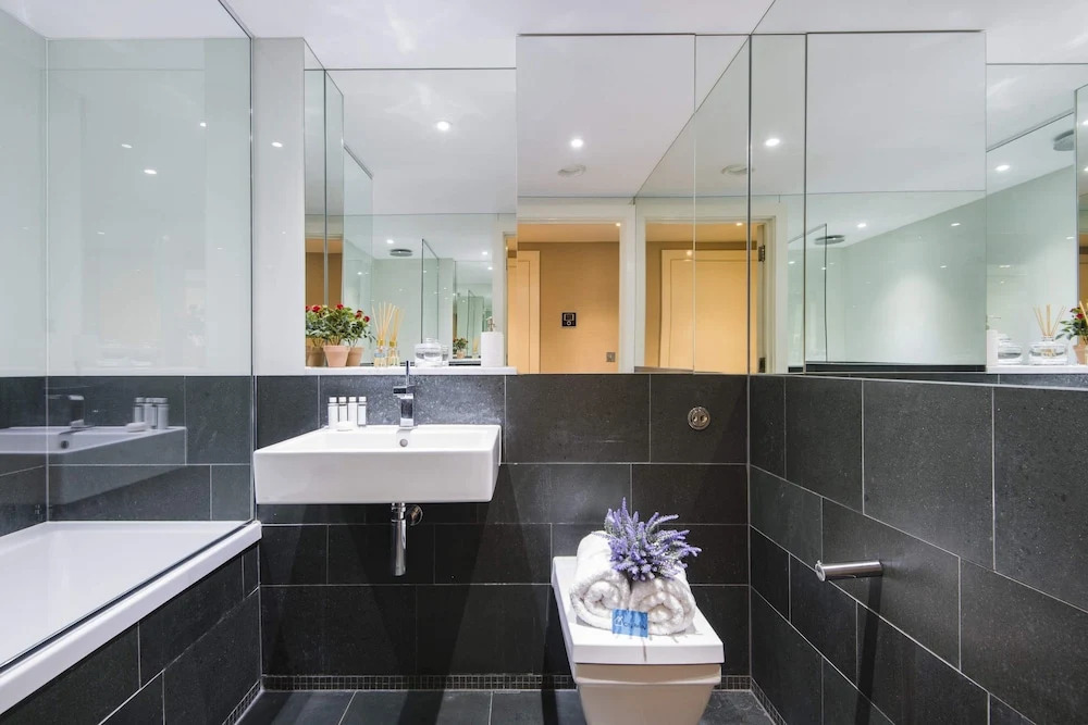 Bright Chelsea Grosvenor Waterside Apartment