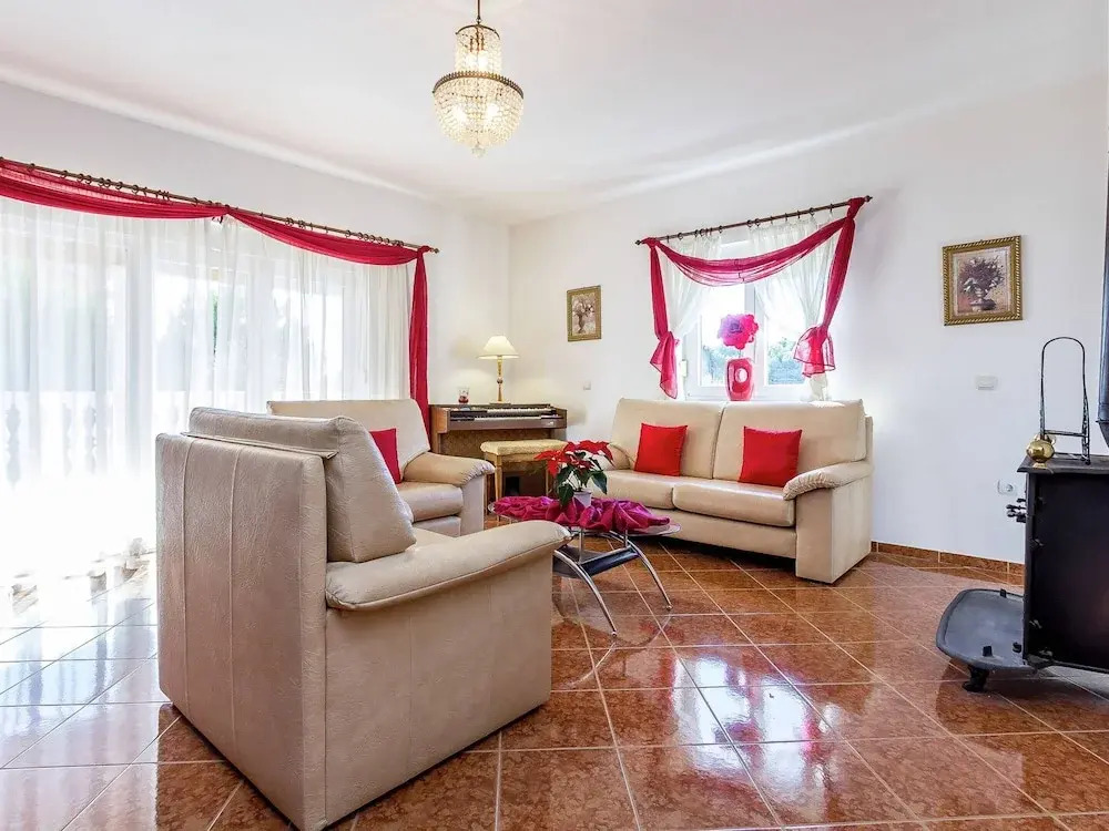 Holiday House in Liznjan With Garden & BBQ