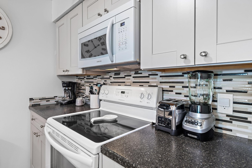 Tradewinds Condominium #28- At the Beach!