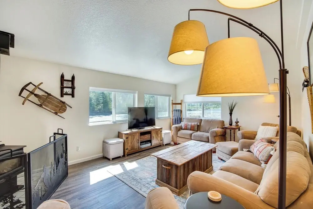 Riverfront Home w/ Deck, Near Mount Rainier!