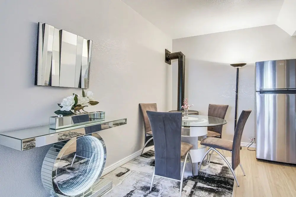 4 Mi to Broadmoor! Apt w/ Movie Theater & Mtn View