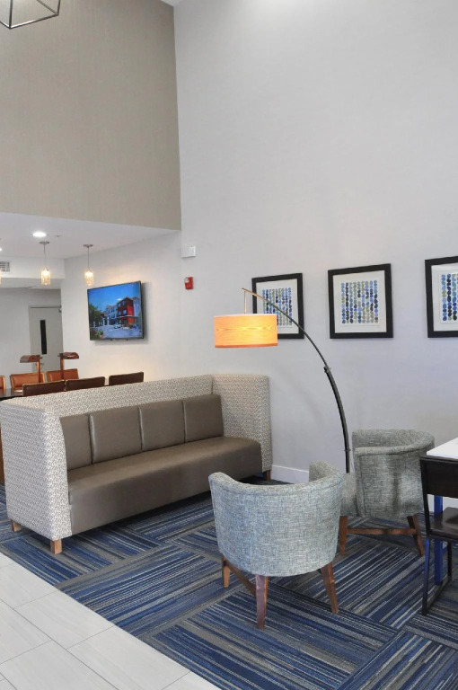 Holiday Inn Express & Suites - Lake Forest by IHG