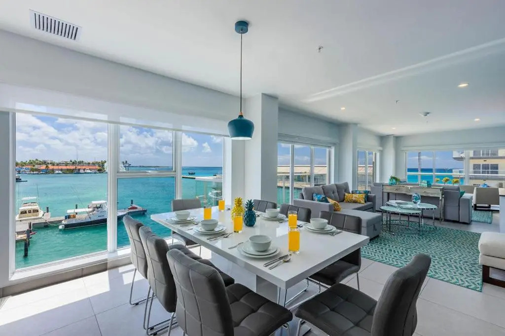 HH-2BS317 - Magnificent Corner Unit with all the Views