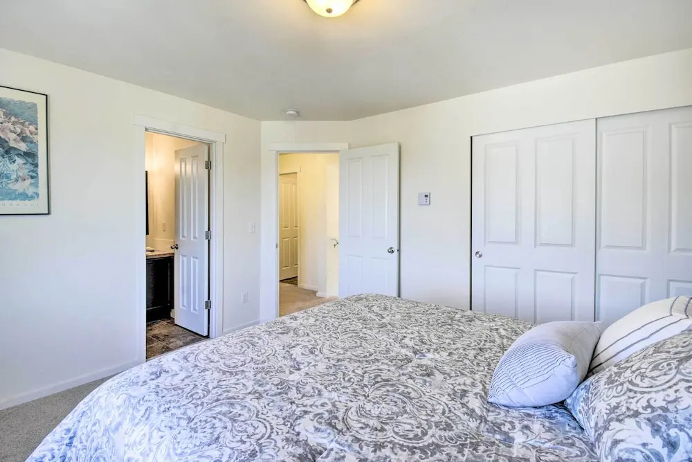 Pet-friendly Poulsbo Abode w/ Mountain Views!