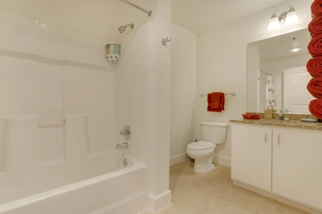 Bright Recently Upgraded Apt – Downtown Location