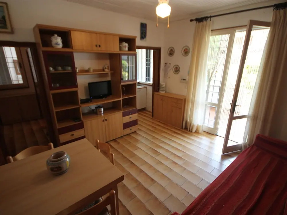 Spacious House near Beach with Private Garden & Interior Car Park