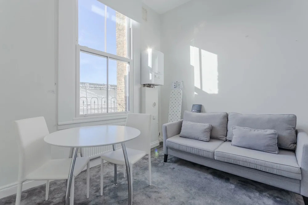 Modern 2 Bedroom Apartment Near Queens Park