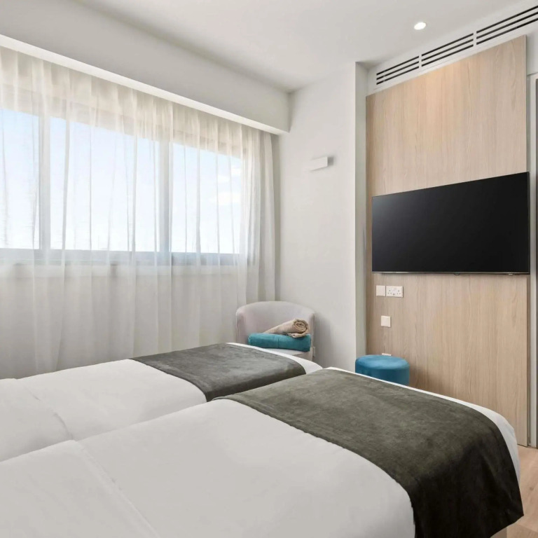Mercure Larnaca Finikoudes Beach