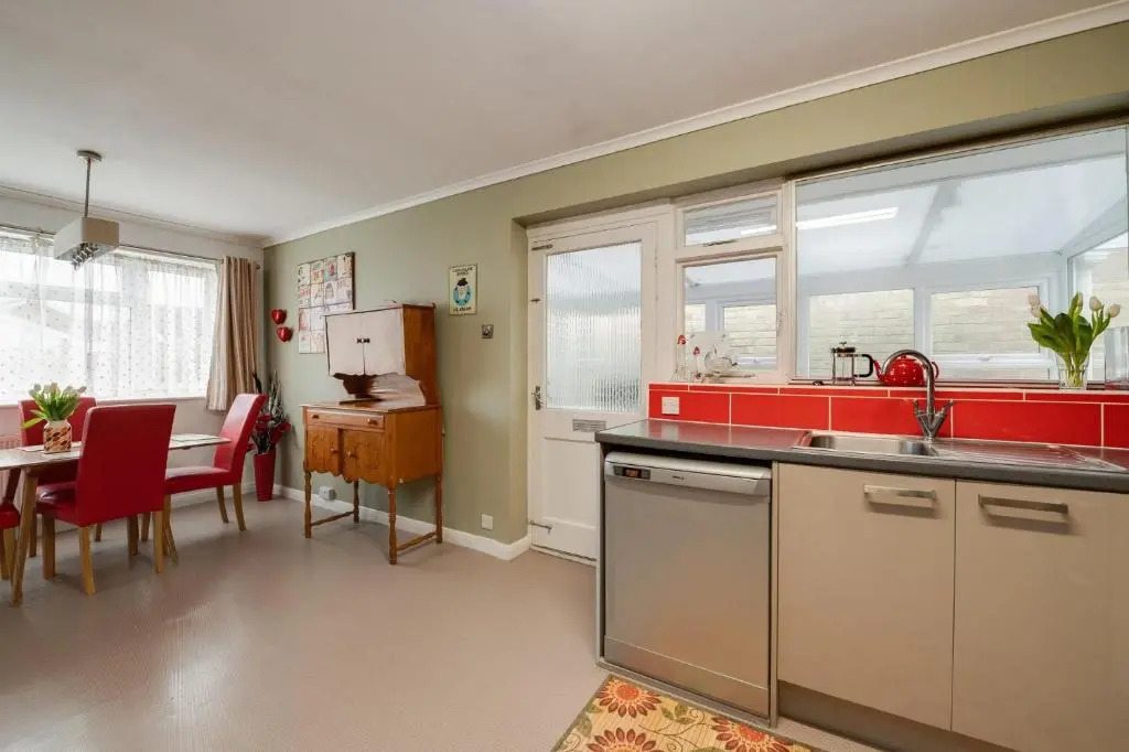 3 Bed Renovated Bungalow - 3 car or RV pkg - Garden