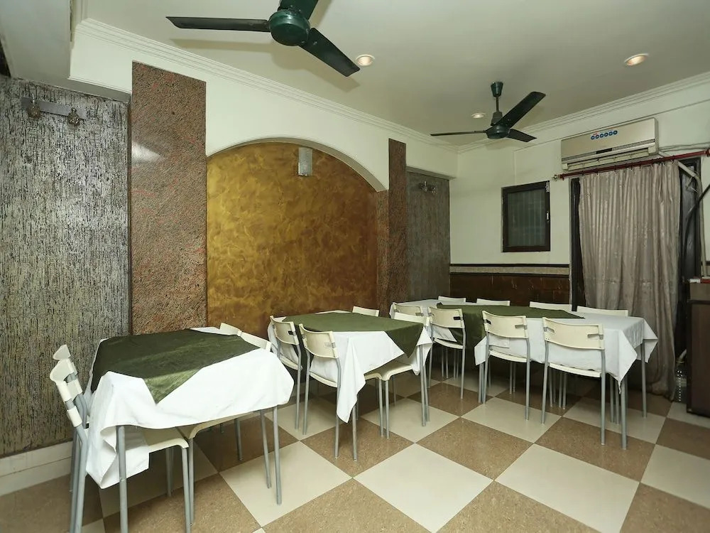 OYO 18429 Hotel Sai President