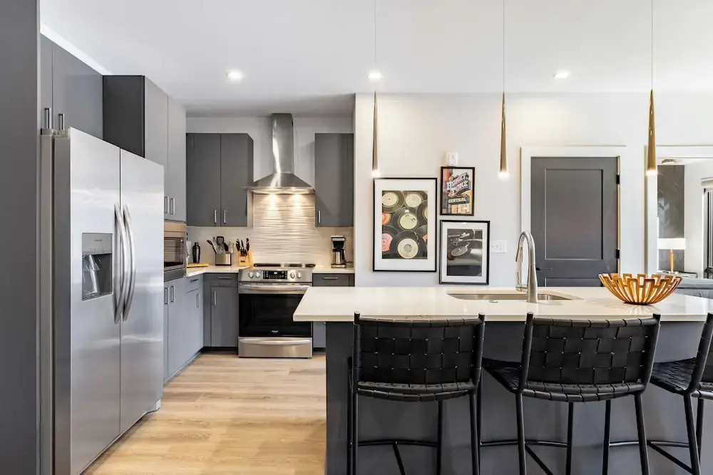 Sleeps 18 3 Modern Midtown Apartments w/ Gym + Pool Walkable to Shops & Eats