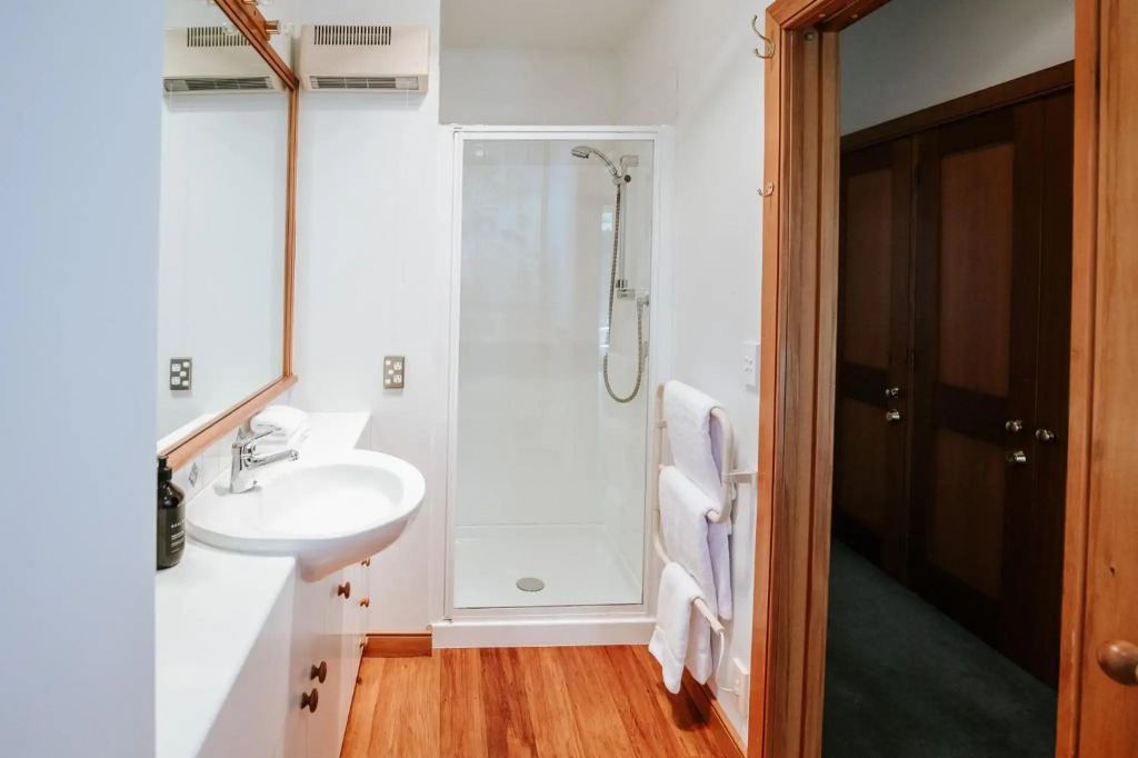 Bullock Creek Chalet - Sleeps 8 - Lake & Mountain Views - Private & Secluded