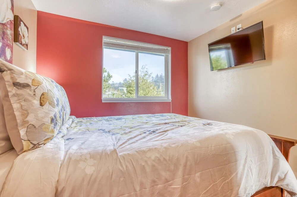 Charming Bungalow with Game Room and Scenic Views - Delightful Coastal Retreat