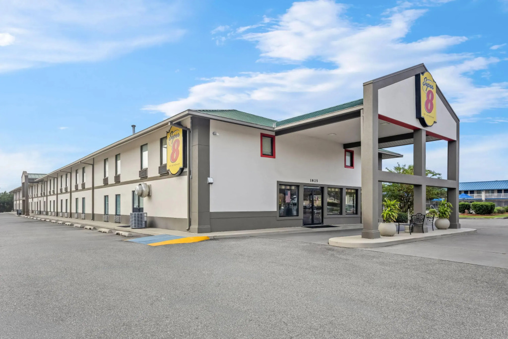 Super 8 by Wyndham Valdosta GA I-75