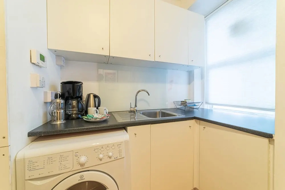 Spacious Studio Apartment Soho Square