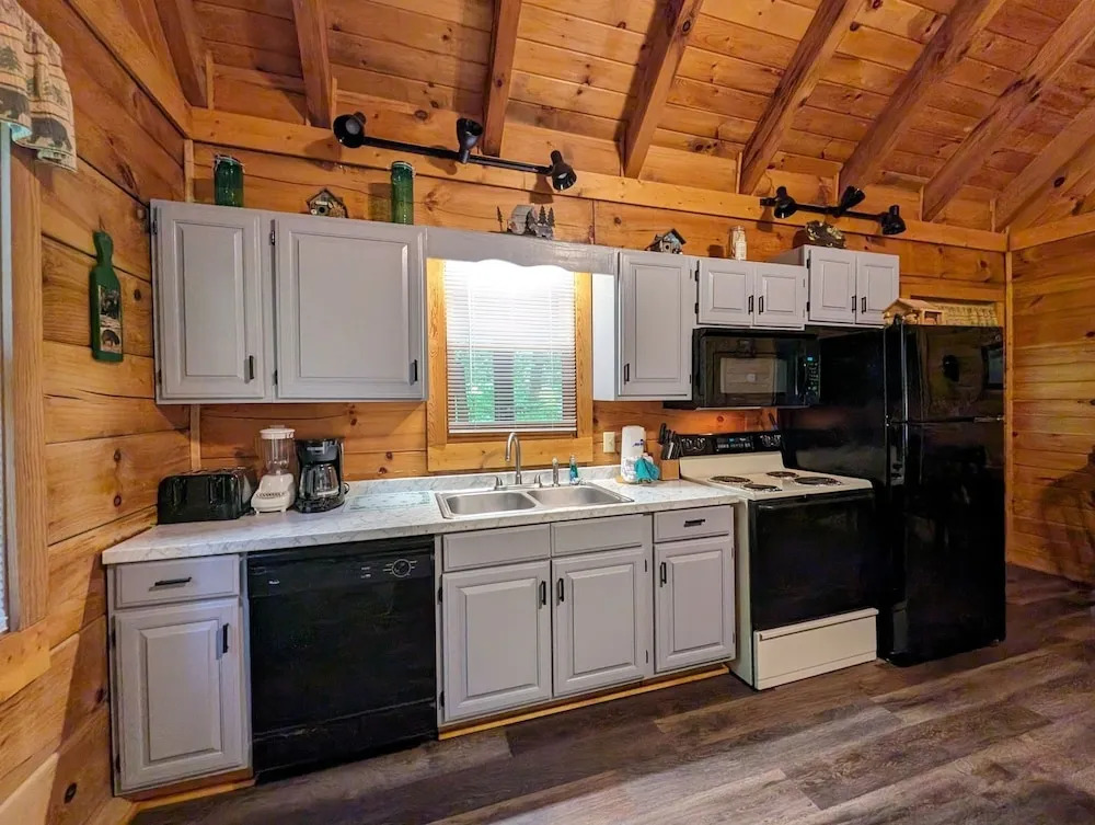 ER57 - Bear Haven - Great location! Close to all the action! cabin