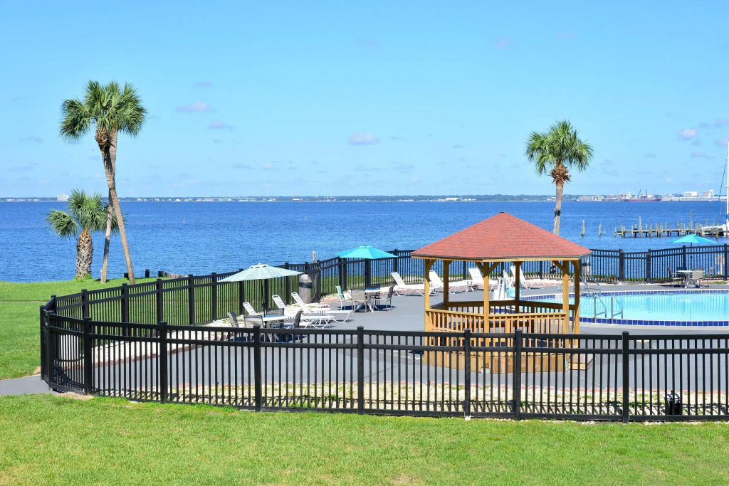 Quality Inn & Suites Gulf Breeze Bayside near Pensacola Beach