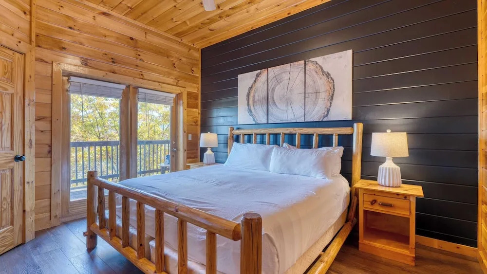 Game Room, Hot Tub & 3 Decks w/ Smoky Mountain Views Raccon Ridge by Avantstay