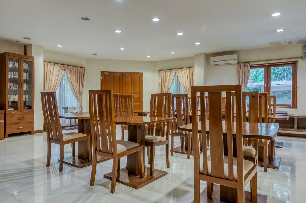 RedDoorz Plus near Dharmawangsa Square