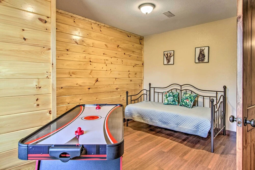 Panoramic Mtn Views! Cabin Retreat in Gatlinburg
