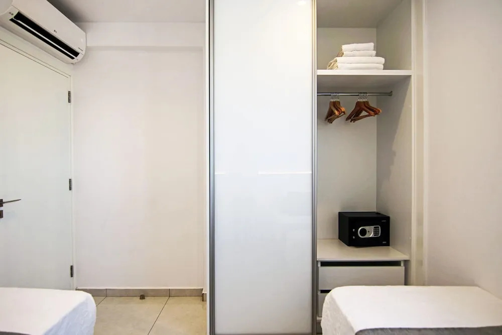 Phaedrus Living: Seaside Executive Flat Harbour 203