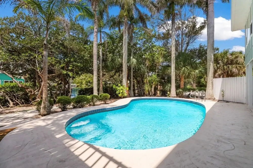 Flamingo Bay 4 Bedroom Home by RedAwning