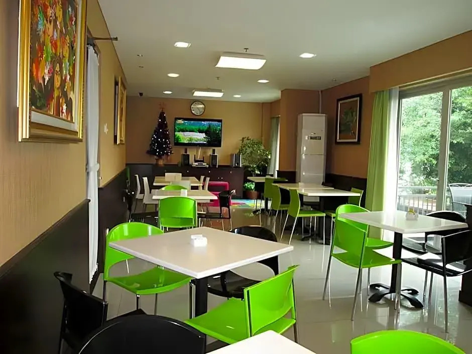 BAMBOO INN HOTEL & CAFE