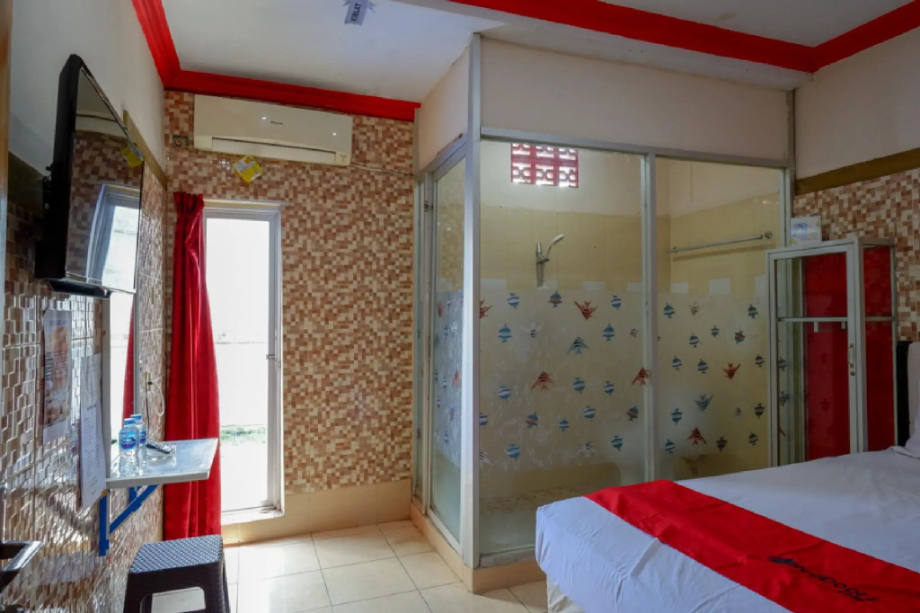 RedDoorz near Kendari Beach 2