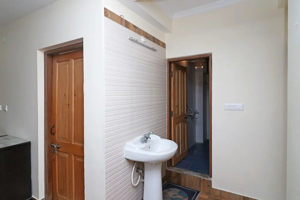 OYO 13042 Home Elegant 3BHK Picture Palace