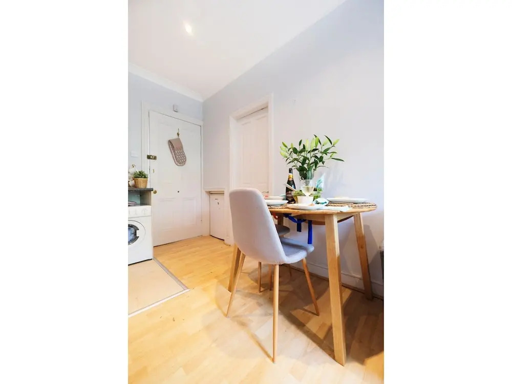Modern 2 BR Flat in Bedford Park