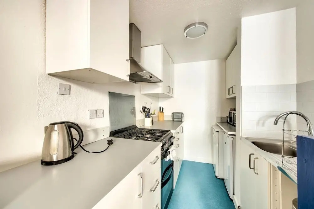 Colourful West-end Apartment - 2 Double Bedrooms 4 Guests!