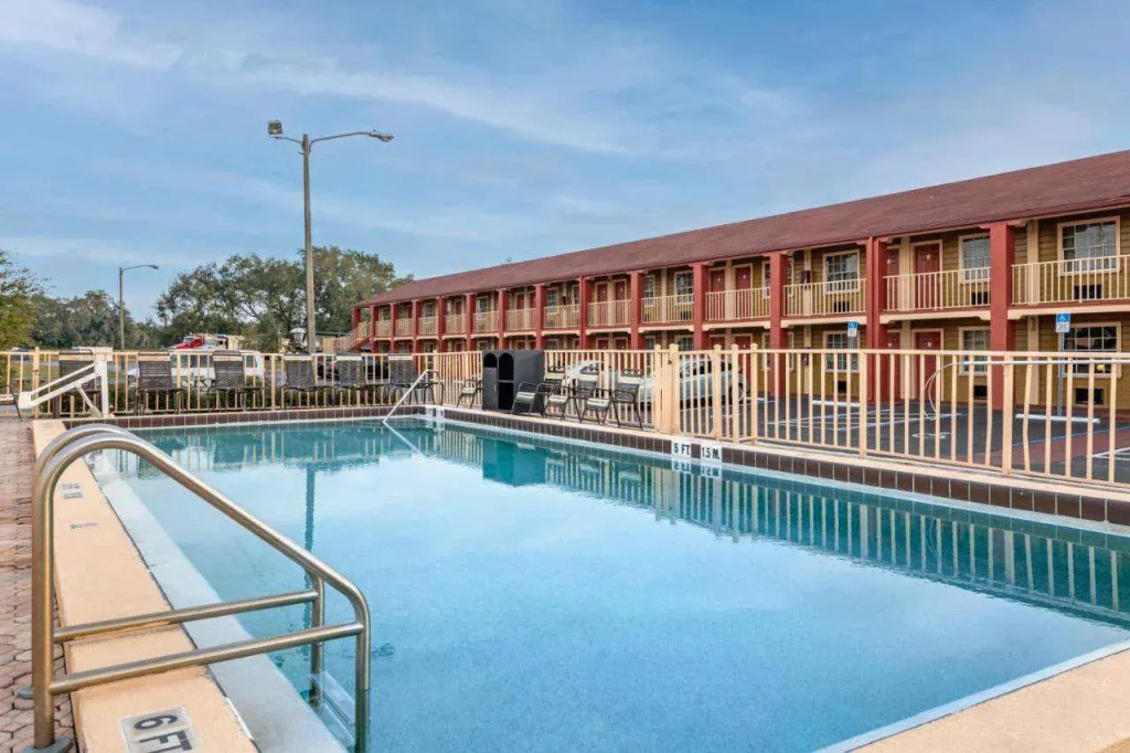 Econo Lodge Inn And Suites Near Florida Mall
