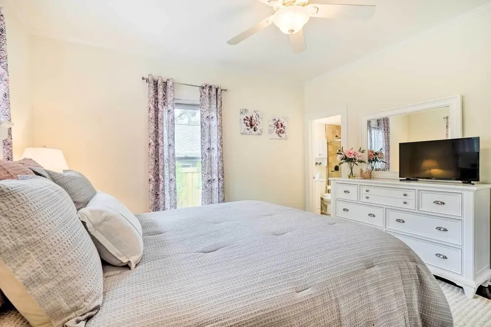 Historic Tarpon Springs Abode ~ 3 Mi to Beach
