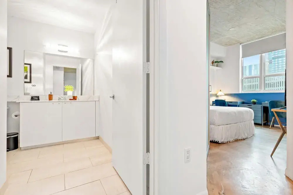 Stylish City Loft Downtown Steps to Bayfront Park