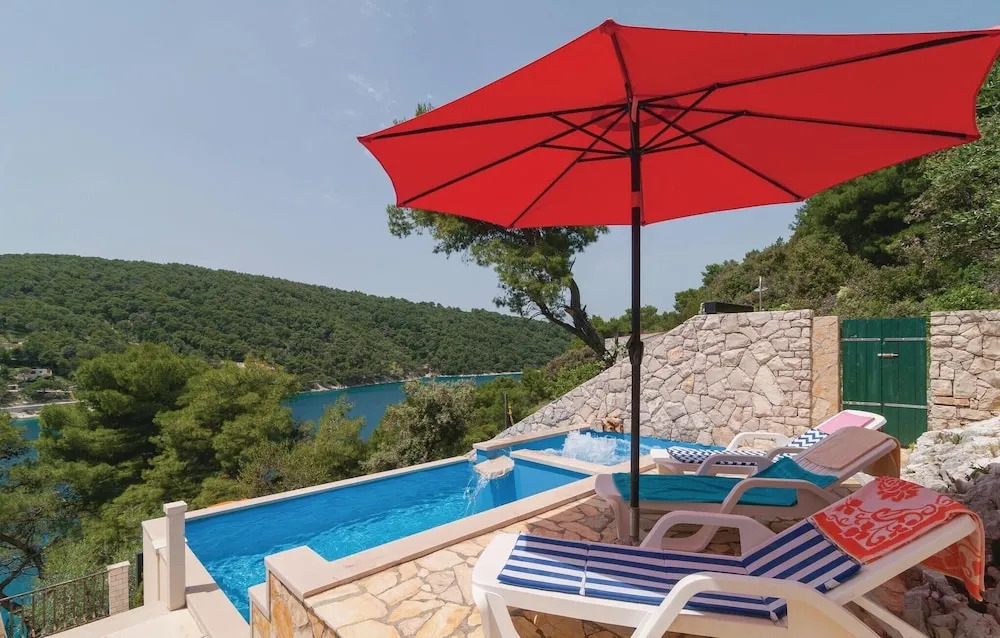 Awesome Home in Pucisca with Hot Tub, WiFi & 5 Bedrooms