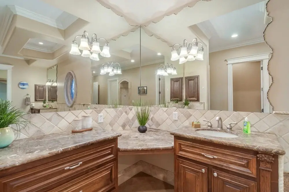 Luxury Home at Red Mountain! Heated Pool, Bocce Court, Firepits! Sleeps 10. Dog Friendly. by RedAwning