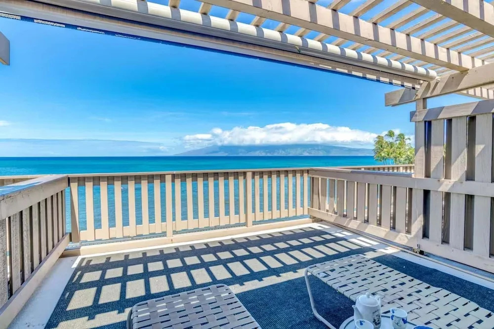 Oceanfront Seaside Sanctuary Stunning Views w 2 Lanais Whales Watching Haven