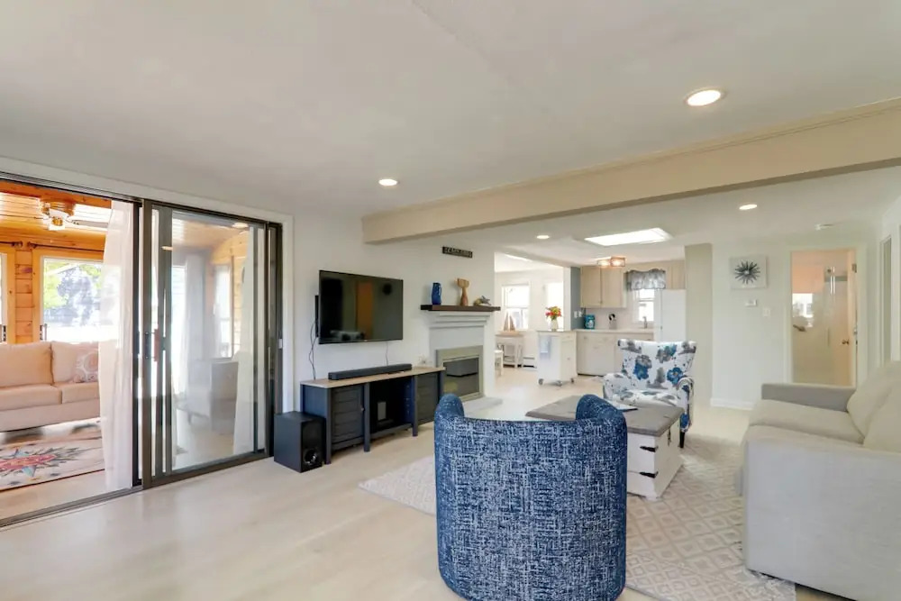Charming West Yarmouth Home ~ 2 Mi to Beach!