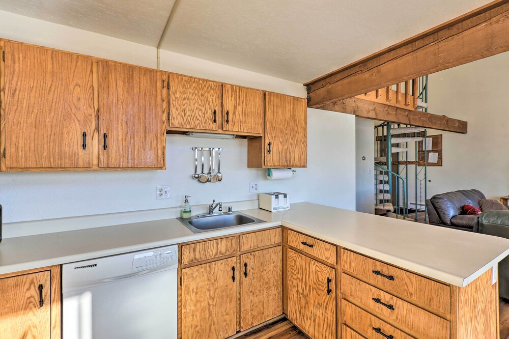 Mtn-view Silverthorne Gem w/ Shared Hot Tub