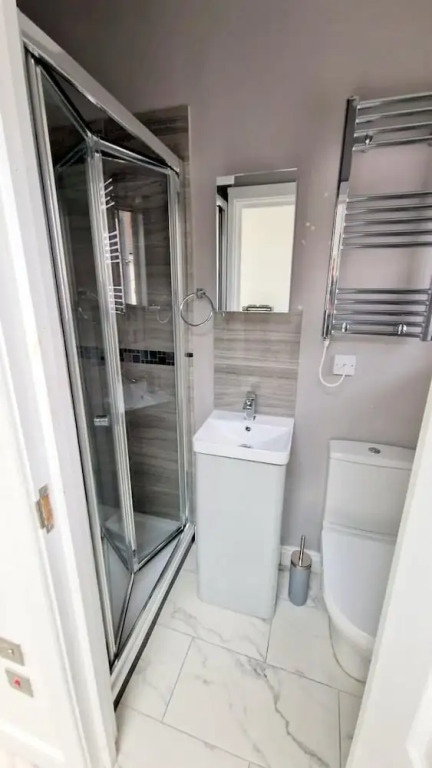 Large Triple Studio Flat - Croydon